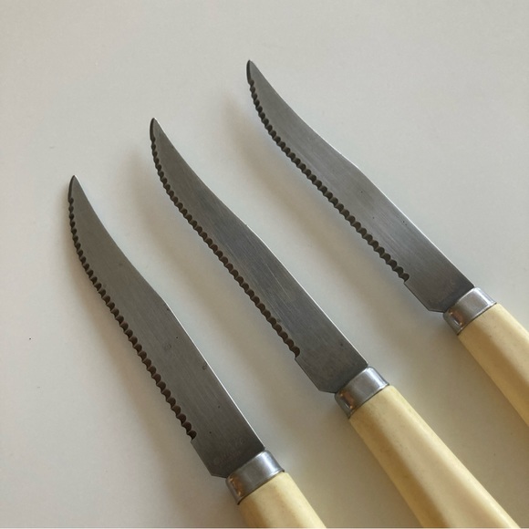 Vintage set of 5 knives: 3 Quikut steak, 1 Quikut serrated, 1 R&WW butter - Picture 2 of 7